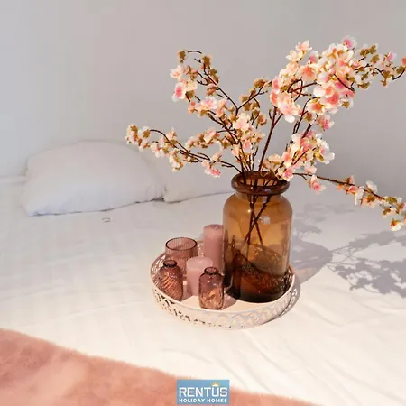 Kariss I - Hip And Trendy In Apartment *